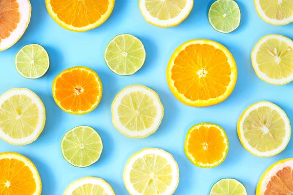 Sammlung Von Frischen Limetten Zitronen Orangen Zitrusfrüchten Grapefruitscheiben Auf Blauem — Stockfoto