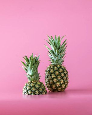 Pembe arka planda izole edilmiş ananas meyvesi. Sağlıklı yaşam tarzı kavramı.