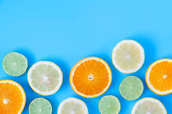 Sammlung Von Frischen Limetten Zitronen Orangen Zitrusfrüchten Grapefruitscheiben Auf Blauem — Stockfoto