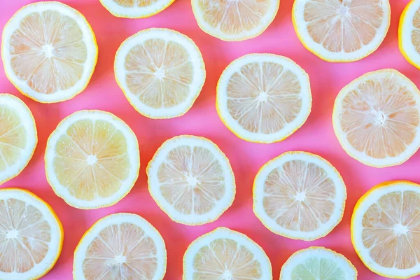 Sammlung Von Frischen Gelben Zitronenscheiben Isoliert Auf Rosa Hintergrund — Stockfoto