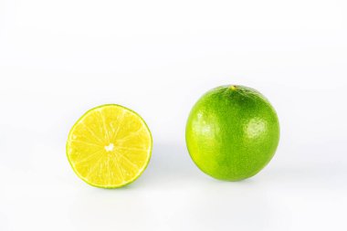 Beyaz arkaplanda limon dilimi.