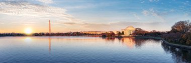 Jefferson Memorial ve Washington Anıtı bu sabah Tidal Basin, Washington DC, ABD 'ye yansıdı. Panoramik resim