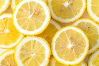 Beyaz arka planda izole edilmiş taze sarı limon koleksiyonu. 