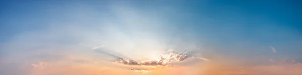 Panorama Von Dramatischer Lebendiger Farbe Mit Schöner Wolke Von Sonnenaufgang — Stockfoto