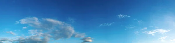 Céu Panorama Com Bela Nuvem Dia Ensolarado Imagem Panorâmica Alta — Fotografia de Stock