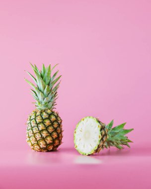 Pembe arka planda izole edilmiş ananas meyvesi. Sağlıklı yaşam tarzı kavramı.