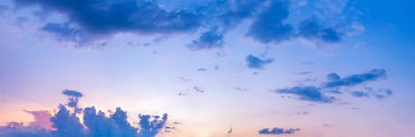 Alacakaranlık panorama gökyüzü arkaplanı ve alacakaranlıkta renkli bulutlar. Panoramik resim.
