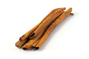 Beyaz arka planda çeşitli renkli baharatlar. Sağlıklı diyet yaşam tarzı.