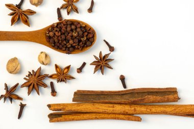 Beyaz arka planda çeşitli renkli baharatlar. Sağlıklı diyet yaşam tarzı.