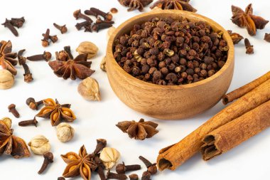 Beyaz arka planda çeşitli renkli baharatlar. Sağlıklı diyet yaşam tarzı.
