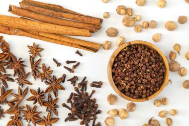 Beyaz arka planda çeşitli renkli baharatlar. Sağlıklı diyet yaşam tarzı.