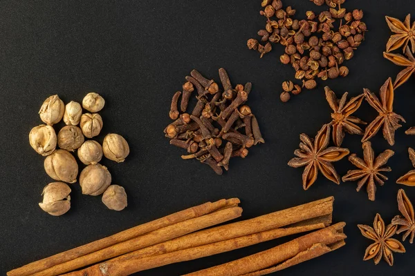 Diverse Kleurrijke Specerijen Een Zwarte Achtergrond Gezonde Voeding Levensstijl — Stockfoto