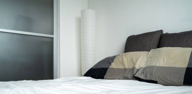 güneş ışığı yatak hizmetçi-up temiz beyaz yastık ve yatak yatak odasında.