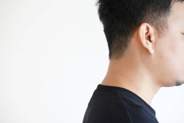 İşitme kaybı ses dalgaları simülasyon teknoloji genç adam