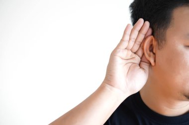 İşitme kaybı ses dalgaları simülasyon teknoloji genç adam