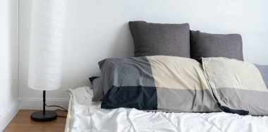 güneş ışığı yatak hizmetçi-up temiz beyaz yastık ve yatak yatak odasında.