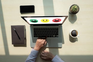 iş adamı mutlu memnuniyeti değerlendirme seçin? Ve iyi bir ruh hali smiley