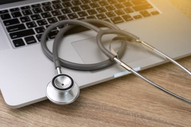 stetoskop laptop doktor hastane sağlık ve tıbbi kavramı testinde çalışma