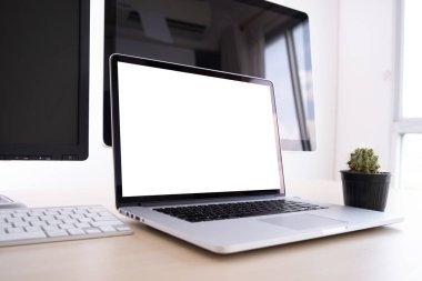 Masasında boş ekran olan dizüstü bilgisayar. İlan metniniz için boş kopya alanı olan dizüstü bilgisayarda çalışma alanı arkaplan projesi