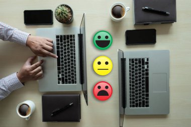 iş adamı mutlu memnuniyeti değerlendirme seçin? Ve iyi bir ruh hali smiley