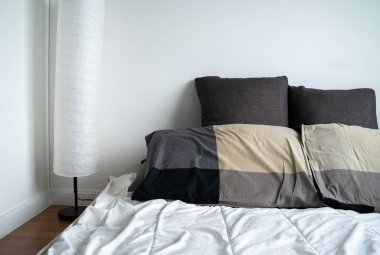 güneş ışığı yatak hizmetçi-up temiz beyaz yastık ve yatak yatak odasında.