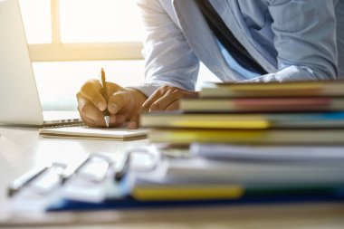 Belgeleri okuyan işadamı işten işe mali grafiği çizdi, belge planlarını analiz etti