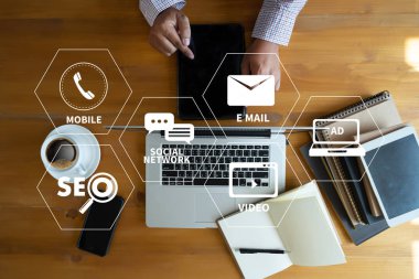 DİGİL MARKETING yeni başlatılan proje MILLENNIALS İş Ekibi mali raporlar ve bir dizüstü bilgisayarla iş başında