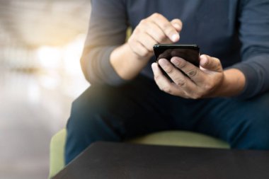 adam akıllı telefon kullanma ve kafede çıkıyor