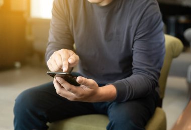 adam akıllı telefon kullanma ve kafede çıkıyor