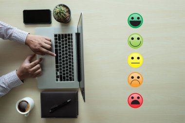 iş adamı mutlu memnuniyeti değerlendirme seçin? Ve iyi bir ruh hali smiley
