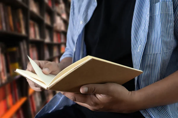 Studenter Som Läser Bok Biblioteket Lärande Och Utbildning Koncept — Stockfoto