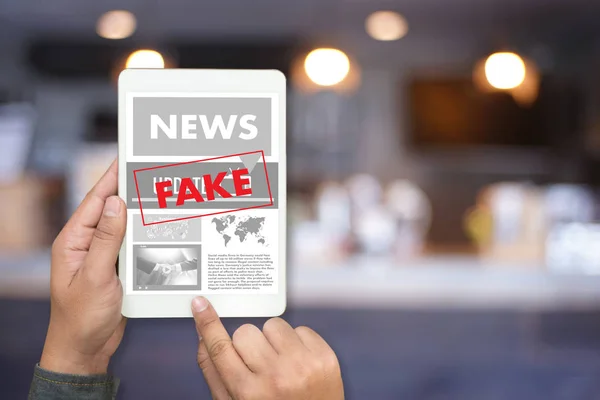 Fake News Konzeptmensch Liest Medientechnologie Auf Smartphone Nur Fake — Stockfoto