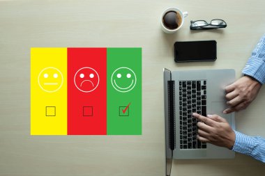 iş adamı mutlu memnuniyeti değerlendirme seçin? Ve iyi bir ruh hali smiley