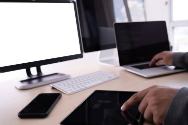 Masasında boş ekran olan dizüstü bilgisayar. İlan metniniz için boş kopya alanı olan dizüstü bilgisayarda çalışma alanı arkaplan projesi