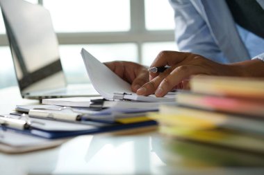 Belgeleri okuyan işadamı işten işe mali grafiği çizdi, belge planlarını analiz etti