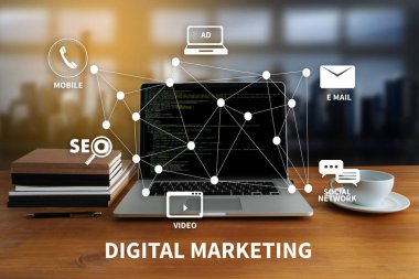 DİGİL MARKETING yeni başlatılan proje MILLENNIALS İş Ekibi mali raporlar ve bir dizüstü bilgisayarla iş başında