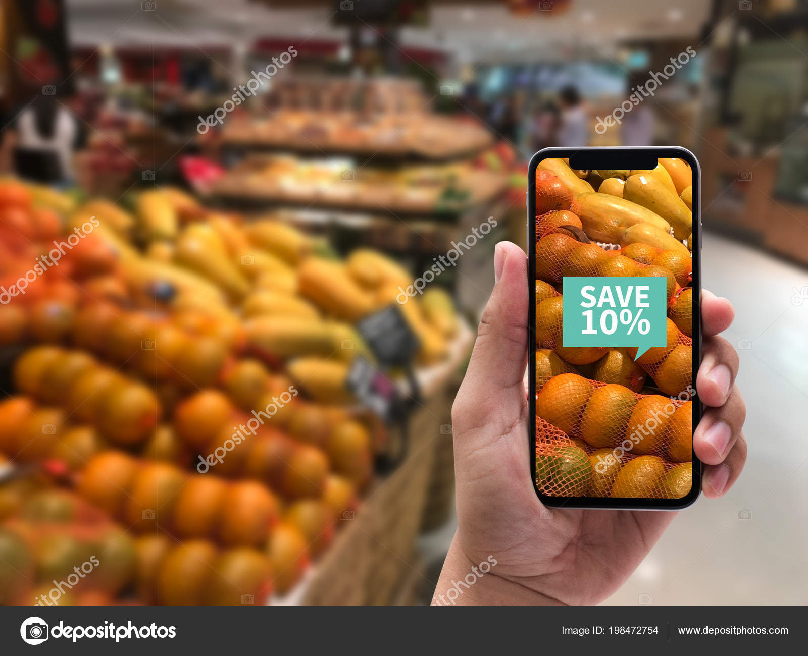 家庭在超级市场使用增强现实超市打折或打折的应用——图库图片© duiwoy #198472754