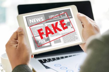 Sahte haber konsepti sunucusu akıllı telefondan haber teknolojisi okuyor.