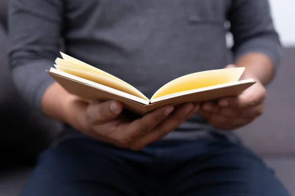 Man Läser Bok Och Hålla Kopp Kaffe Sitta Läs Kunskap — Stockfoto