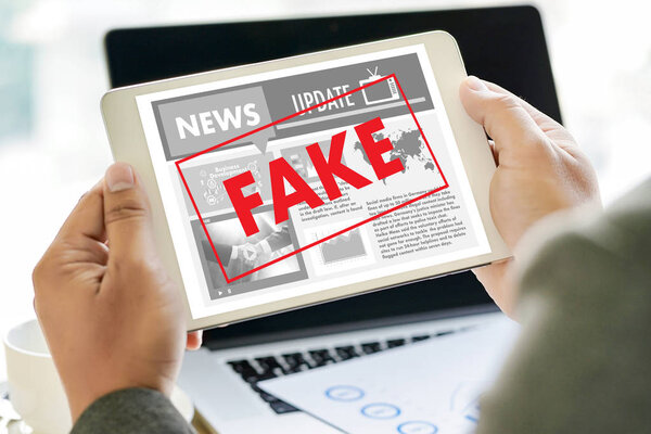 Фальшивая концепция новостей человек читает новости медиа-технологии на смартфоне просто поддельные
