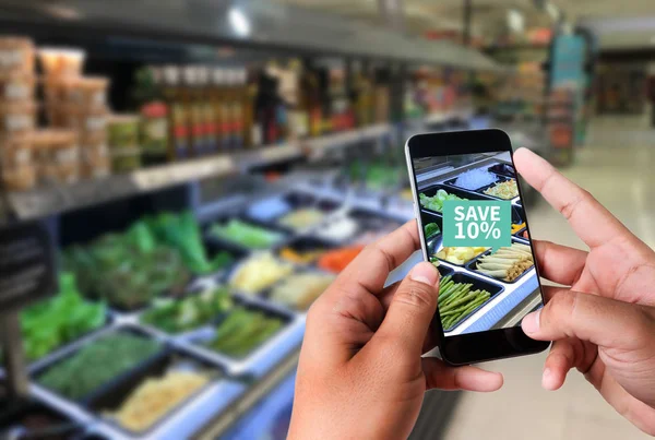 Rodziny Supermarkecie Pomocą Aplikacji Augmented Reality Supermarket Promocyjna Lub Sprzedaż — Zdjęcie stockowe