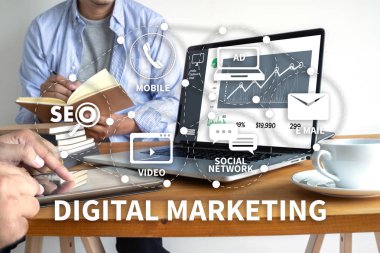 DİGİL MARKETING yeni başlatılan proje MILLENNIALS İş Ekibi mali raporlar ve bir dizüstü bilgisayarla iş başında