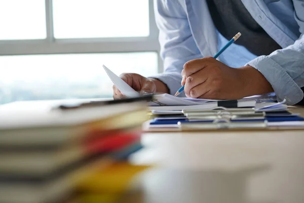 Empresario Documentos Lectura Trabajo Gráfico Financiero Para Éxito Del Trabajo —  Fotos de Stock