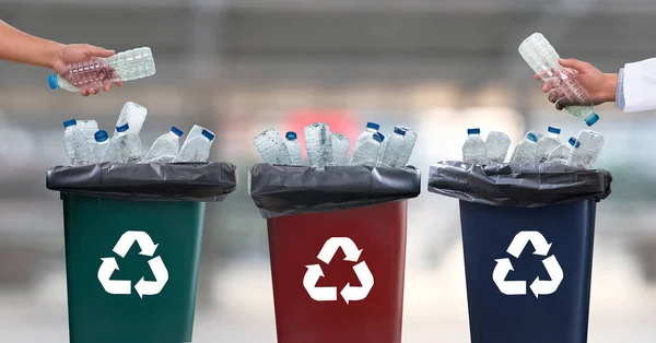 Homem Mão Colocando Plástico Reutilização Para Reciclagem Conceito Proteção Ambiental — Fotografia de Stock