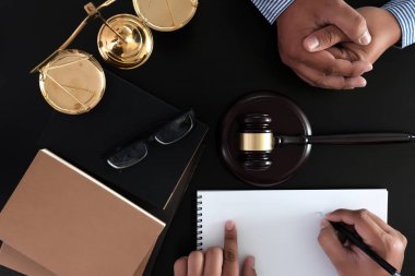 İşadamı el hakim durumda adalet avukatlar güven ile söz kazanmak gavel