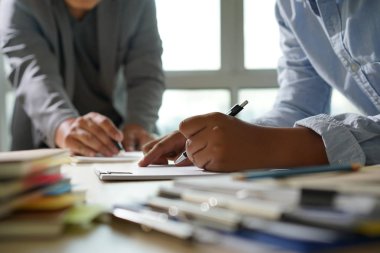 Belgeleri okuyan işadamı işten işe mali grafiği çizdi, belge planlarını analiz etti