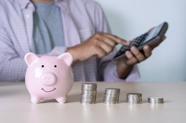 adam tasarruf para zenginlik ve mali tasarruf para iş kavramı