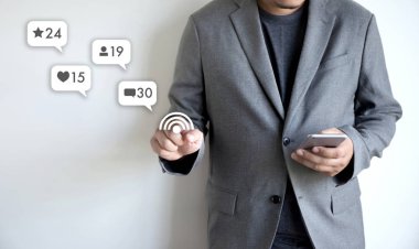 Ağ pop bildirim simgeler sosyal medya sms medya kullan adam akıllı telefon iletişim