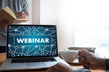 WEBINAR masadaki el E-business tarama Bilgisayardaki bağlantı, kahve, bölünmüş ton