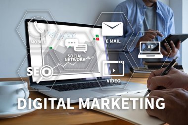 DİGİL MARKETING yeni başlatılan proje MILLENNIALS İş Ekibi mali raporlar ve bir dizüstü bilgisayarla iş başında